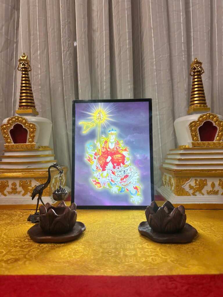 Cách bố trí bàn thờ Phật chung với gia tiên - Tranh đèn